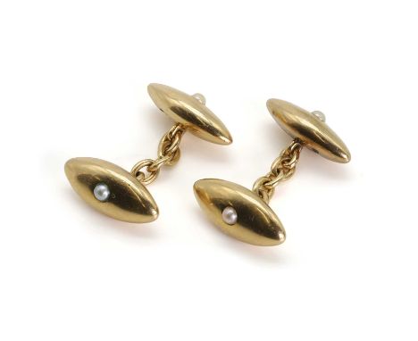 A pair of 18ct gold chain link cufflinks, each cufflink with hollow bullet form heads, each set with a central split pearl, t