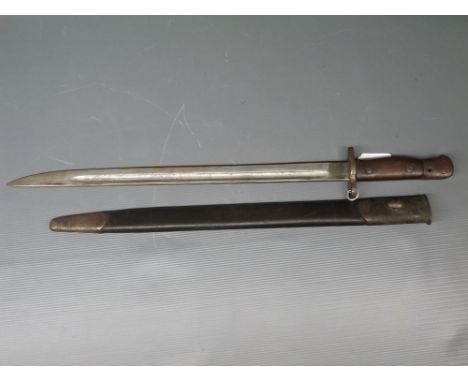 UK, Patent 1907 bayonet, Wilkinson, in a steel mounted and stitched leather scabbard with traces of original khaki green pain