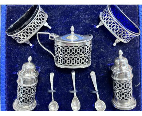 Sterling silver 5 piece pierced cruet set, all 5 pieces with glass liners together with original 3 spoons presented in plush 