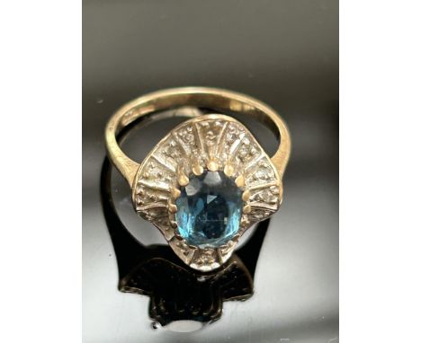 9ct Gold ring set with blue topaz & diamond Size M Weight 3g 