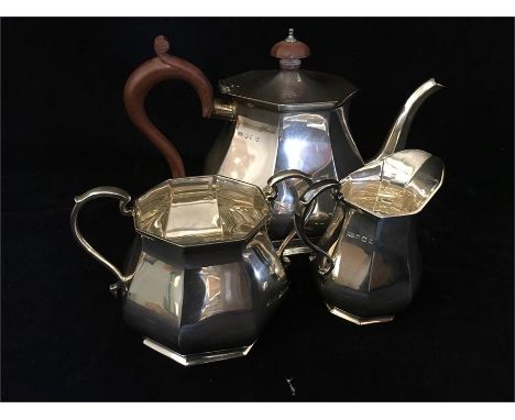 A Silver tea set to include teapot, sugar bowl and milk jug hallmarked Sheffield 1962, makers mark R & B (955g)