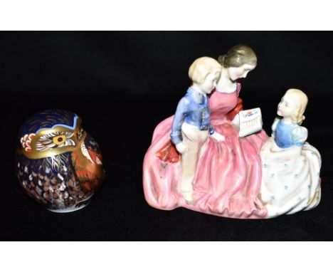 A ROYAL DOULTON GROUP HN2059 'BEDTIME STORY'  and a Royal Crown Derby Imari owl paperweight (2) Condition Report : both in go