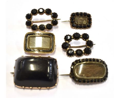 SIX ITEMS OF LATE GEORGIAN/VICTORIAN MOURNING JEWELLERY The black stone set and enamel small brooches to include three with h