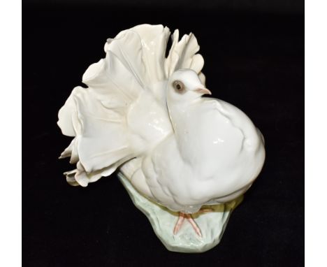 A ROSENTHAL PORCELAIN MODEL OF A DOVE  model 1589, designed by Fritz Heidenreich, 14cm high Condition Report : one very sligh