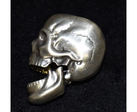 A SILVER SKULL VESTA CASE The late 20th century skull stamped 925 inside hinged opening jaw 5cms, weighing approx. 41 grams C