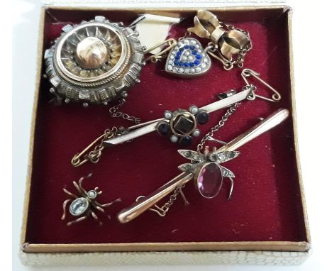 A mixed lot of brooches to include a Victorian target brooch, a 9ct gold spider bar brooch, a unmarked seed pearl and amethys