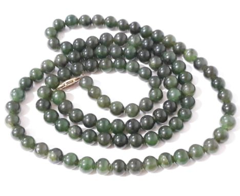 A single strand of jade beads of uniform size approx. 6mm each, total length 80cm, gross weight 86.3g.