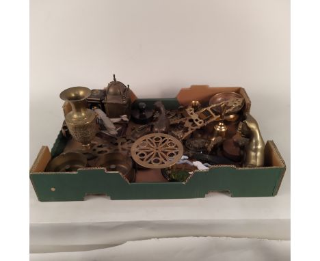 A quantity of brass and other metal items including a cannon, shell bases, miniature easel, animals, Oriental stamp, trivet, 