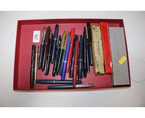 A tray of vintage fountain and other pens 