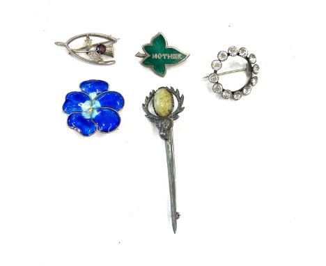 Selection of 5 vintage silver brooches includes silver and enamel, Scottish thistle brooch etc 