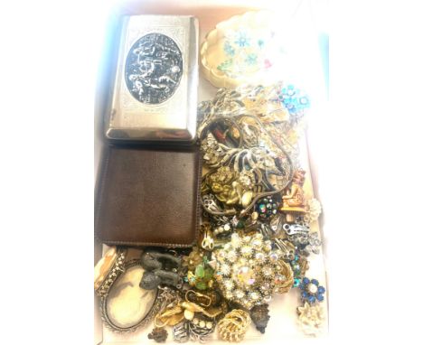 Selection of vintage and later costume jewellery 