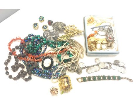 Box of vintage costume jewellery 