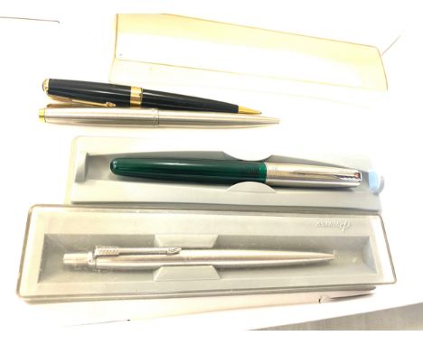 Selection of vintage Parker ball point pens and a fountain pen etc 
