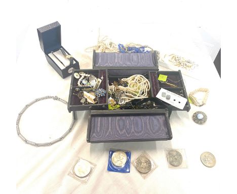 Box of vintage costume jewellery 