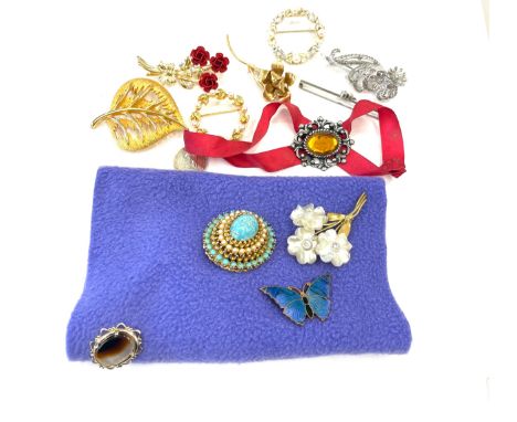 Selection of vintage and later brooches 