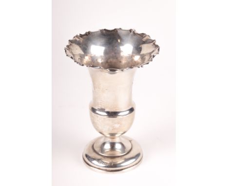 An Edwardian silver vase. Marked Birmingham 1902, with a fluted rim and circular base, H13.5cm, 112g Condition Report: Tarnis