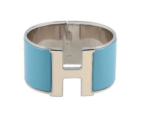 HERMÈS Armreif "CLIC CLAC". Modell aus Email in Weiß und Hellblau mit Palladiumauflage. Tragespuren vorhanden. 3,7 x 6,2 cm.|