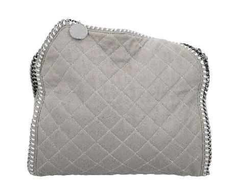 STELLA MCCARTNEY Schultertasche "FALABELLA". Kunstleder in Hellgrau mit Diamantsteppung in Silberfarben. Kantenverarbeitung m