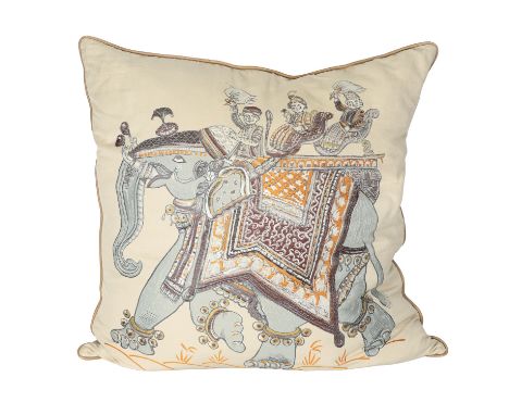 HERMÈS Kissen "BELOVED INDIA", Gr. GM. Motiv designed by Philippe Dumas. Hellgrauer Grund mit dekorativem Elephanten Motiv. G