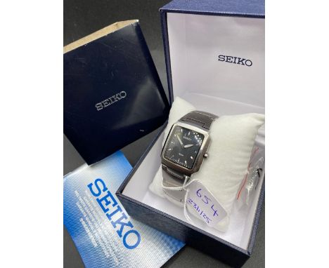 A gents SEIKO black faced 50 M with seconds sweep and links in original box