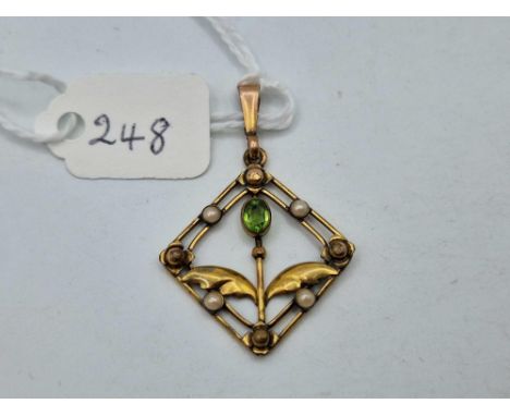 A art nouveau peridot and pearl pendant 9ct 1.9 gms