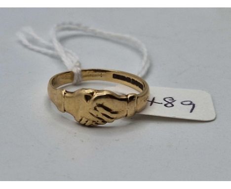 A two hand decorative ring, 9ct, size Q, 2.2 g.