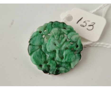 A CARVED JADE WHITE GOLD BROOCH
