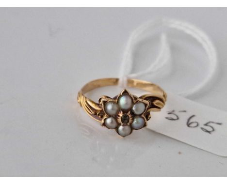 A antique gold pearl flower head ring size M