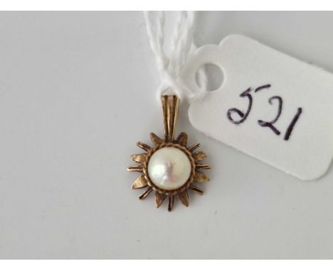 A pearl pendant 9ct