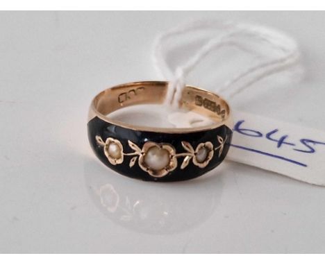 A gold and pearl and enamel memorial ring Chester 1901 9ct size P 2.7 gms