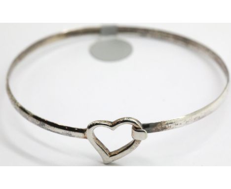 Modern silver heart bangle. P&amp;P Group 1 (£14+VAT for the first lot and £1+VAT for subsequent lots) 