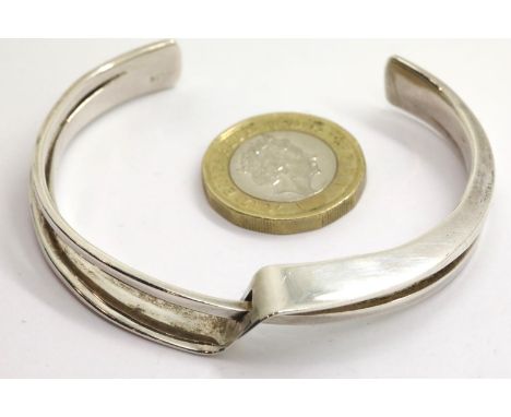 925 silver open bangle. P&amp;P Group 1 (£14+VAT for the first lot and £1+VAT for subsequent lots) 