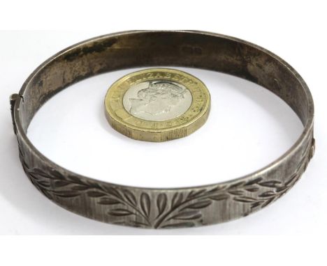 Vintage hallmarked silver engraved bangle. P&amp;P Group 1 (£14+VAT for the first lot and £1+VAT for subsequent lots) 