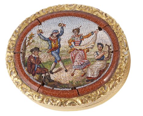 A GOLD VINAIGRETTE, UNMARKED, PROBABLY ENGLISH, CIRCA 1830 oval, with engine-turned base and sides, the chased border to the 