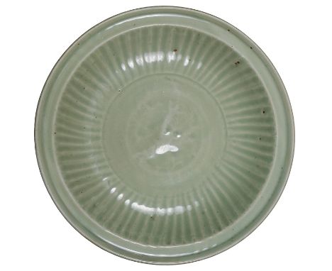 A CHINESE 'LONGQUAN' CELADON LARGE DISH, YUAN / MING DYNASTY, 14TH / 15TH CENTURY centrally decorated with a foliate medallio