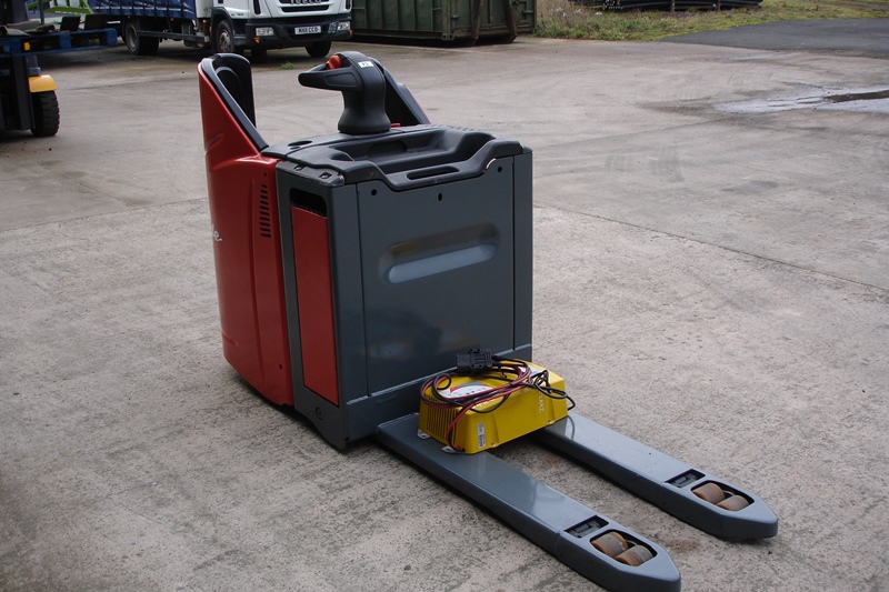 Linde Ride Linde Ride on Pallet Mover Electric Powered Model T20SP Y.O.M. 2014 ...