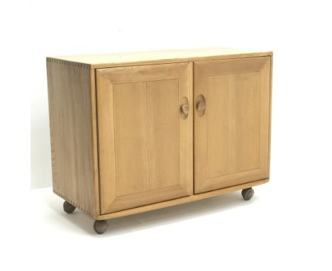 Ercol elm sideboard, two doors enclosing fitted interior on castors, W92cm, H71cm, D45cm - Condition Report 