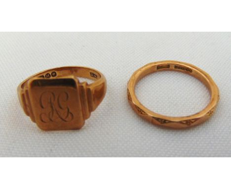 9ct gold signet ring and a 9ct gold wedding band, approx total weight 5.7g