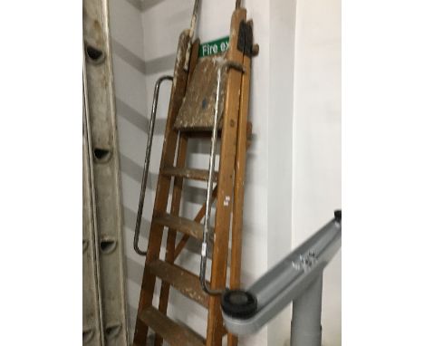 WOOD STEP LADDERS