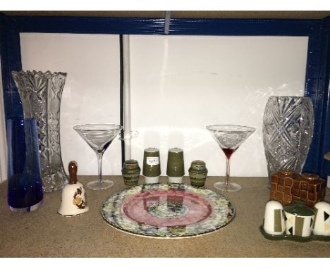1 SHELF OF ASSORTED WARE INCLUDING MALING PLATE