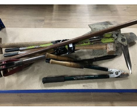 BUNDLE OF GARDEN TOOLS