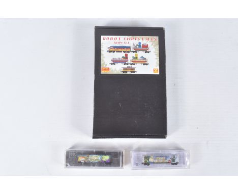A BOXED MICRO TRAINS Z SCALE ROBOT CHRISTMAS TRAIN SET, No.9942100, appears complete with F7 locomotive, three robot-man cars