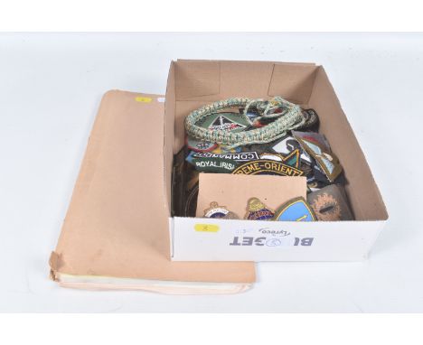 BOX CONTAINING LARGE NUMBER OF MILITARY PATCHES/INSIGNIA, from British Special forces and other Nations, together with some 1