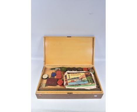 A QUANTITY OF ASSORTED LOOSE MECCANO, various eras to include blue and gold including cross hatched parts &amp; red and green