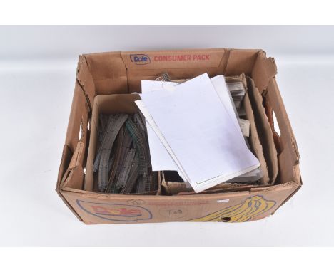 A QUANTITY OF UNBOXED KATO N GAUGE MODEL RAILWAY TRACK, assorted lengths of curved and straight track, a quantity of boxed Fl