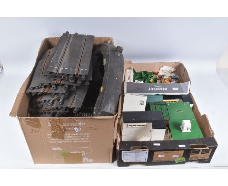 A QUANTITY OF UNBOXED ASSORTED VINTAGE SCALEXTRIC ACCESSORIES AND TRACK, to include Event Board and Hut, No.A201, Entrance Bu