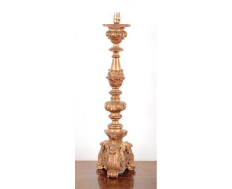 AN ITALIAN 'BAROQUE' GILTWOOD TABLE LAMP20th century, with turned stem to tripod base, 66cm high to bottom of the electrical 