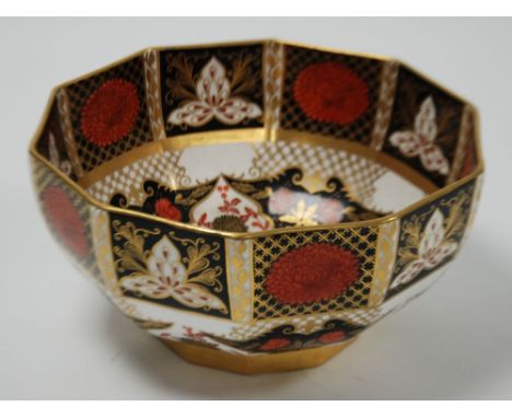 IMPRESSIVE ABBEYDALE MODERN 'CHRYSANTHEMUM' PATTERN IMARI CHINA FRUIT BOWL, of steep sided, panelled form, decorated with sty