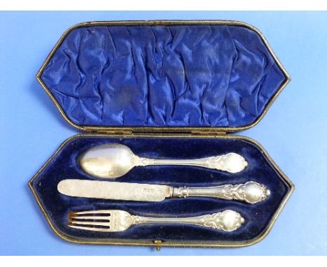 A cased Edwardian silver Knife, Fork & Spoon Set, by William Hutton & Sons ltd., hallmarked London, 1904/5, the handles engra
