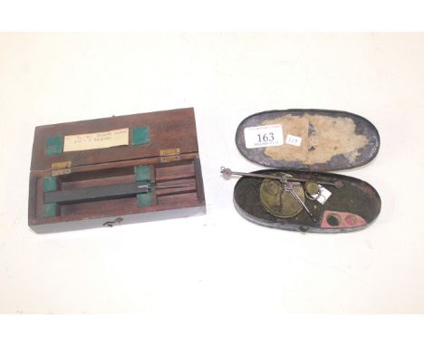 A set of travelling balance scales and a small gram gauge in wooden case